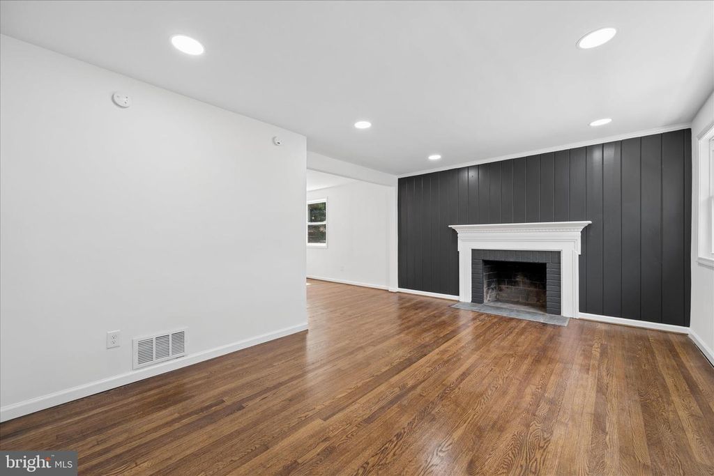 Image 7 of property listing at 8517 OGLETHORPE ST, New Carrollton, MD 20784