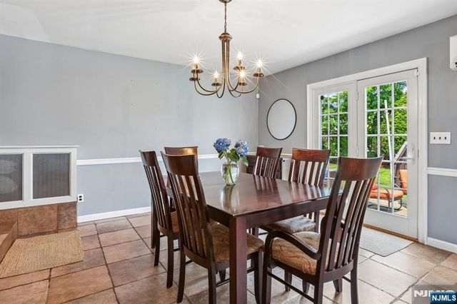 11 Taggart Way, Saddle Brook, NJ 07663