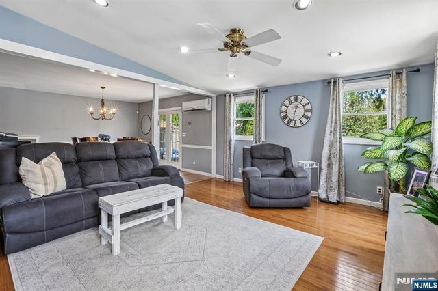 11 Taggart Way, Saddle Brook, NJ 07663