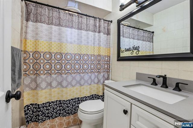 11 Taggart Way, Saddle Brook, NJ 07663