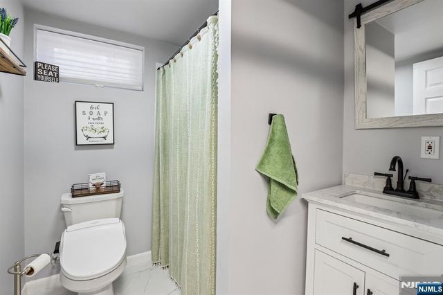 11 Taggart Way, Saddle Brook, NJ 07663