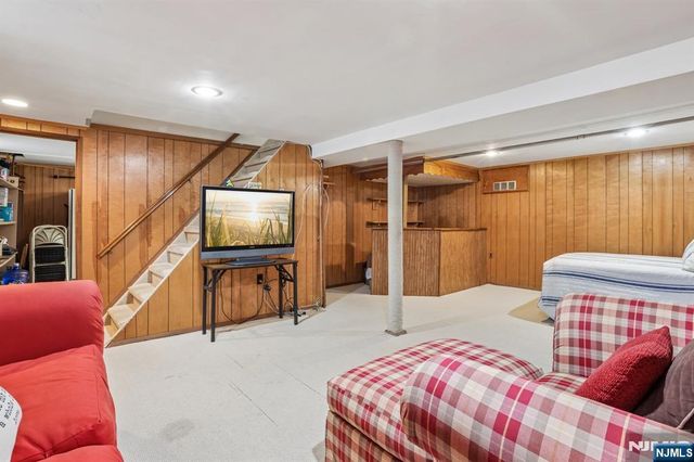11 Taggart Way, Saddle Brook, NJ 07663