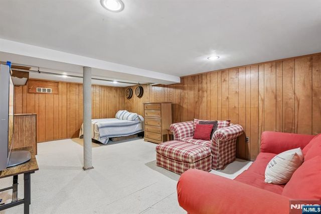 11 Taggart Way, Saddle Brook, NJ 07663
