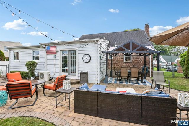 11 Taggart Way, Saddle Brook, NJ 07663