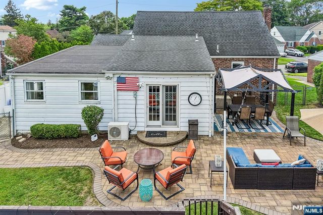 11 Taggart Way, Saddle Brook, NJ 07663