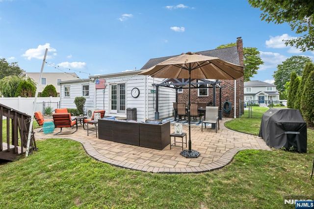 11 Taggart Way, Saddle Brook, NJ 07663