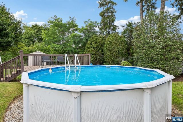 11 Taggart Way, Saddle Brook, NJ 07663