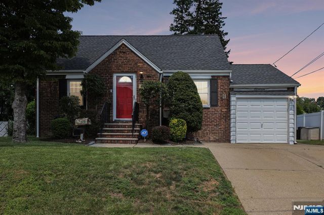 11 Taggart Way, Saddle Brook, NJ 07663