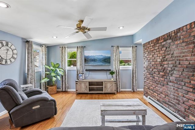 11 Taggart Way, Saddle Brook, NJ 07663