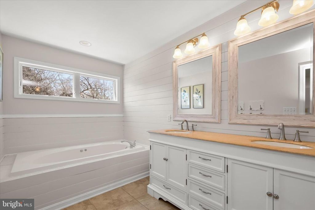 Image 27 of property listing at 14289 OLD FREDERICK RD, Cooksville, MD 21723