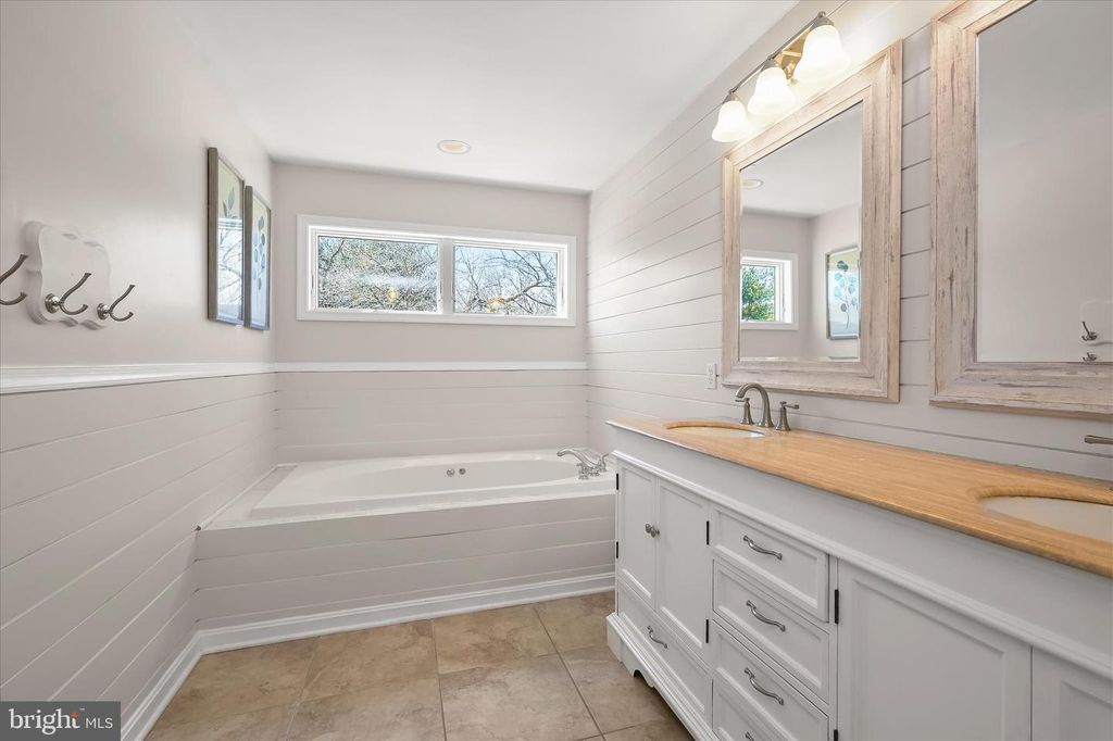 Image 28 of property listing at 14289 OLD FREDERICK RD, Cooksville, MD 21723