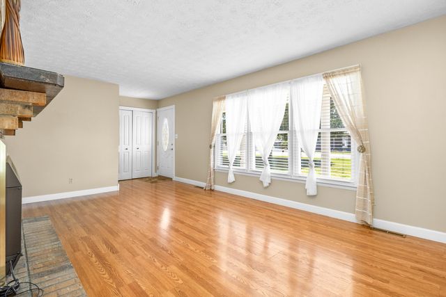 2015 Old Whitley Road, London, KY 40744
