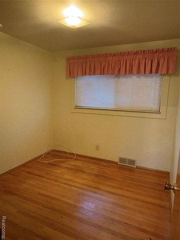 6915 Dover Street, Garden City, MI 48135