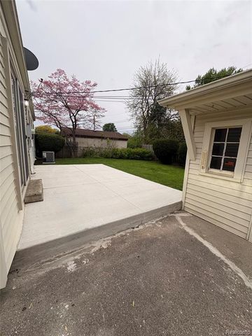 6915 Dover Street, Garden City, MI 48135