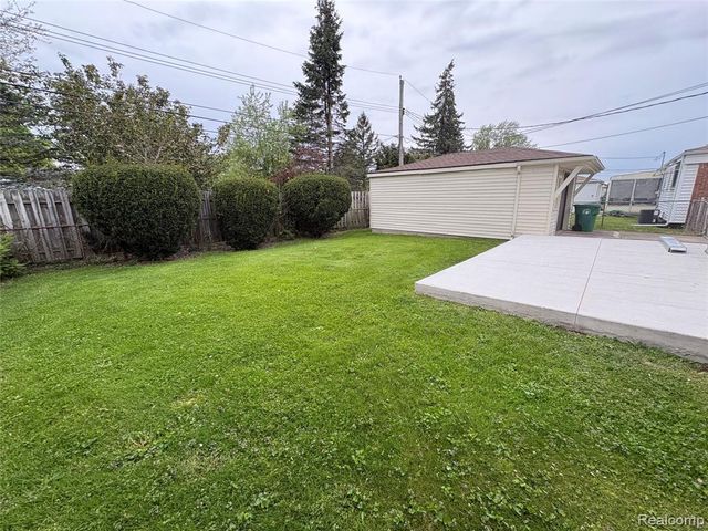 6915 Dover Street, Garden City, MI 48135