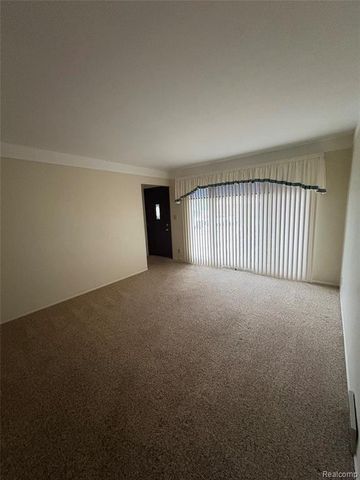6915 Dover Street, Garden City, MI 48135