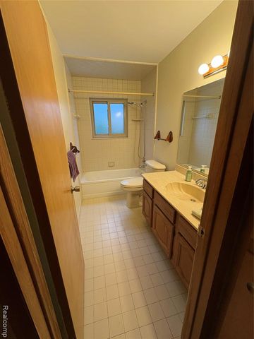 6915 Dover Street, Garden City, MI 48135