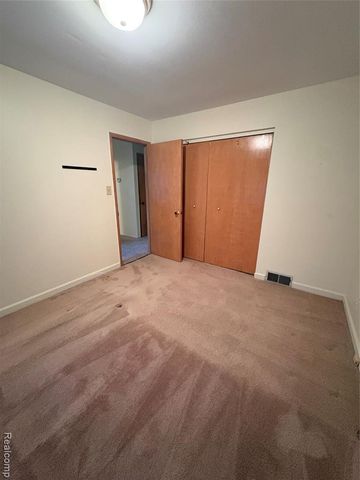 6915 Dover Street, Garden City, MI 48135