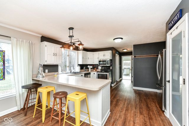 6817 W Forest Brook Drive, Fountaintown, IN 46130