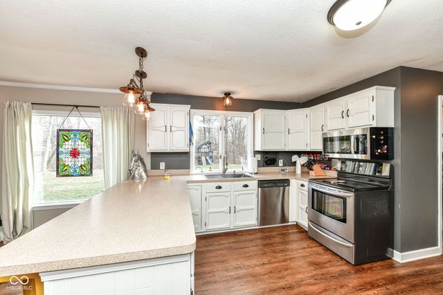 6817 W Forest Brook Drive, Fountaintown, IN 46130