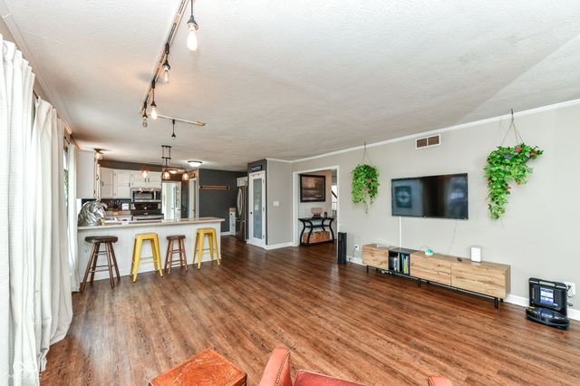 6817 W Forest Brook Drive, Fountaintown, IN 46130