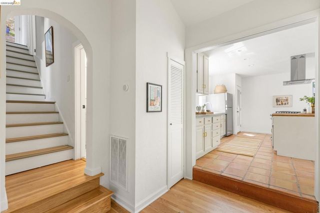 201 Beauforest Dr, Oakland, CA 94611