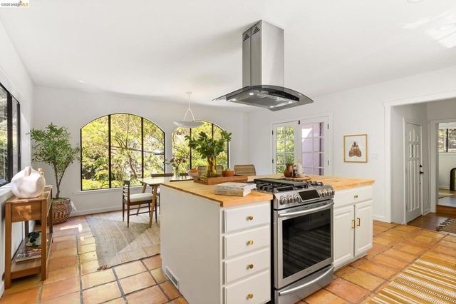 201 Beauforest Dr, Oakland, CA 94611