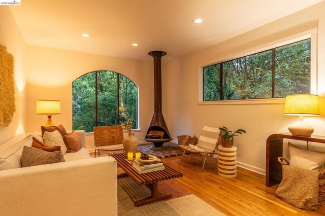 201 Beauforest Dr, Oakland, CA 94611