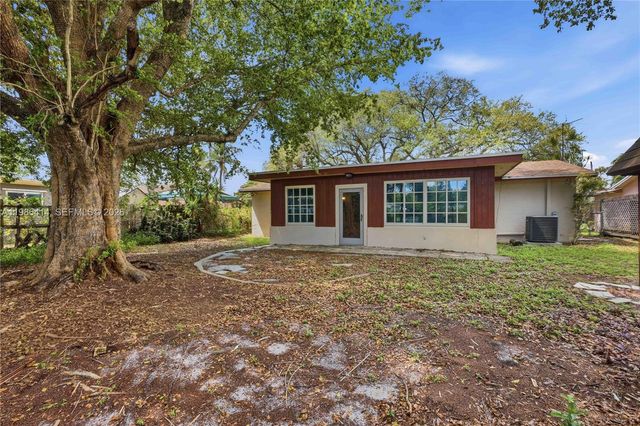 4512 SW 27th Ter, Dania Beach, FL 33312