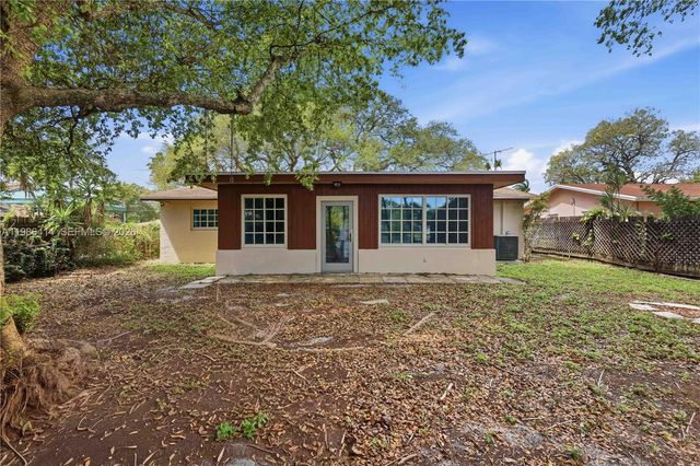 4512 SW 27th Ter, Dania Beach, FL 33312