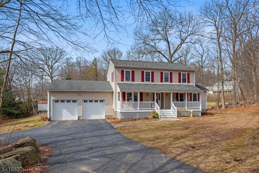 Image 2 of property listing at 20 Windjammer Dr, Jefferson Twp., NJ 07849