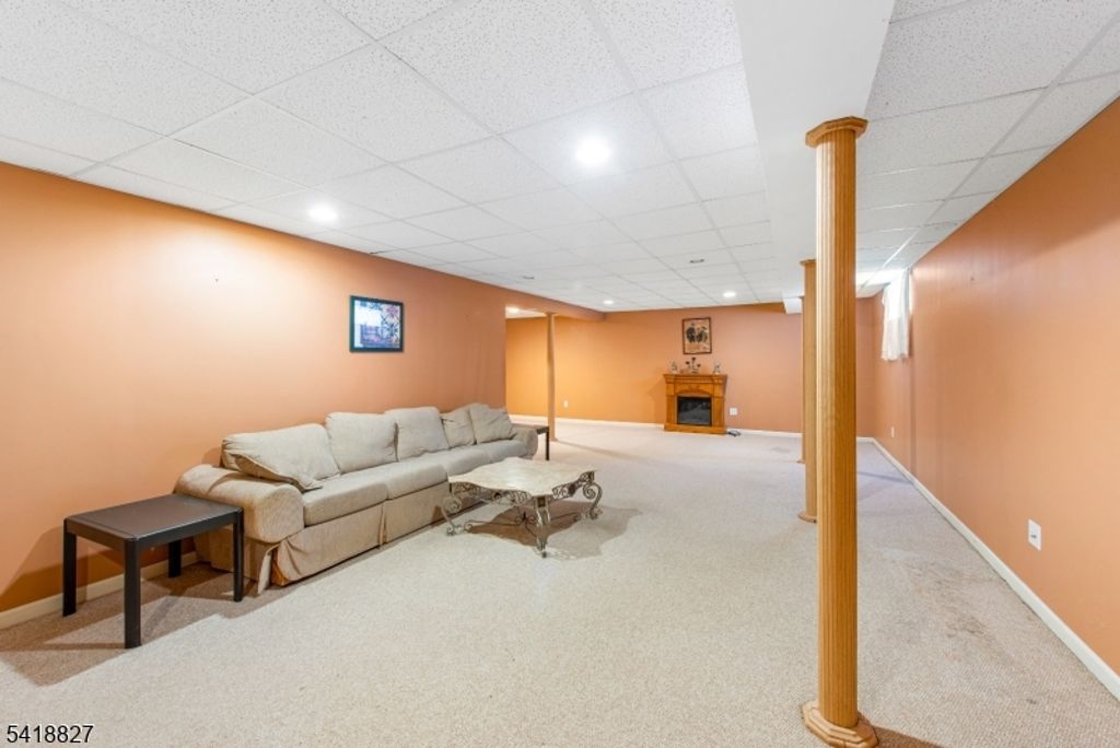 Image 12 of property listing at 20 Windjammer Dr, Jefferson Twp., NJ 07849