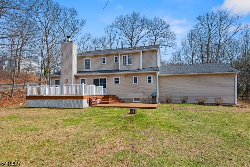 Image 3 of property listing at 20 Windjammer Dr, Jefferson Twp., NJ 07849