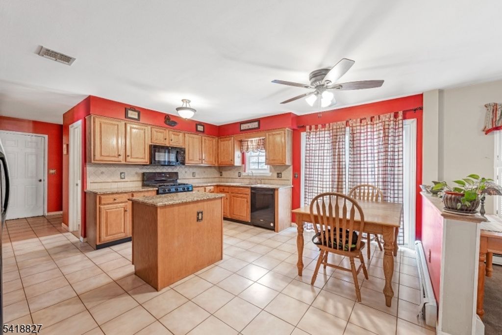 Image 8 of property listing at 20 Windjammer Dr, Jefferson Twp., NJ 07849