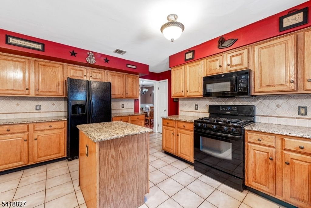 Image 9 of property listing at 20 Windjammer Dr, Jefferson Twp., NJ 07849