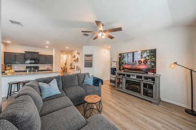 633 Buzzard Lake Trail, Fort Worth, TX 76120