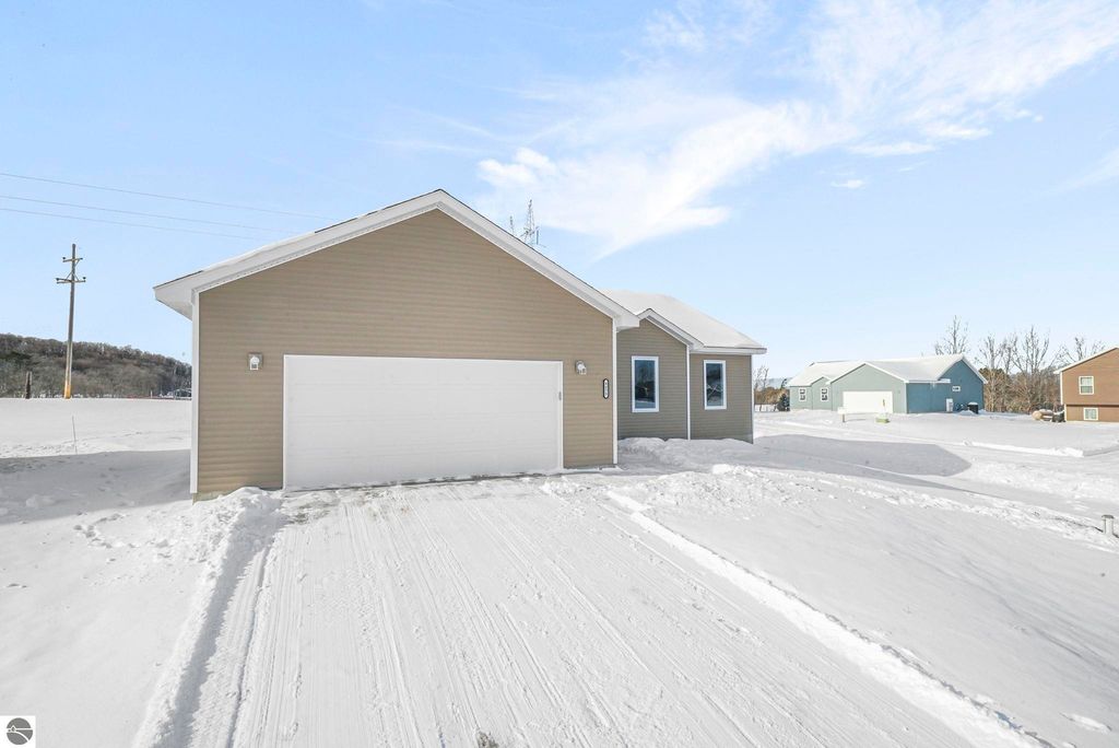 Image 2 of property listing at 4475 Edwin Boulevard, Grawn, MI 49637