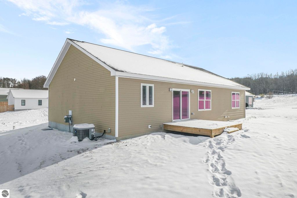 Image 4 of property listing at 4475 Edwin Boulevard, Grawn, MI 49637