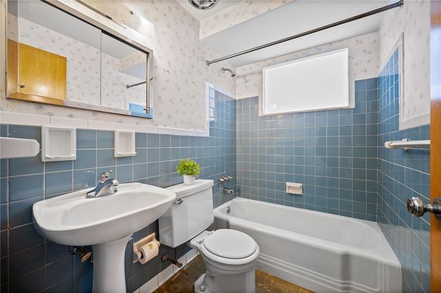 101 Tristan Dr, Shaler, PA 15209