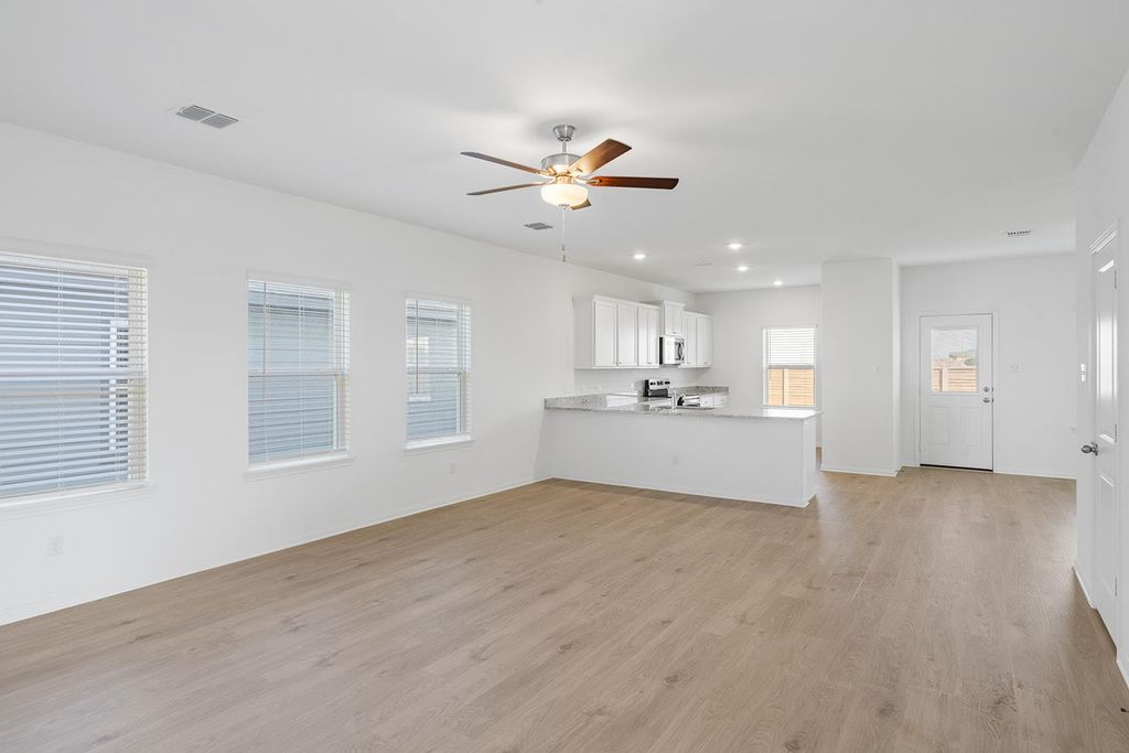 128 Wirepass CRST, Jarrell, TX 76537