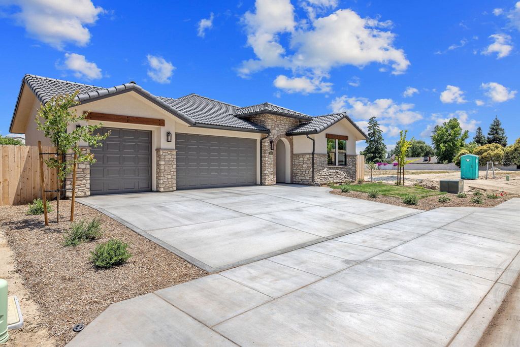 Image 1 of property listing at 1024 N Rono Street, Visalia, CA 93291