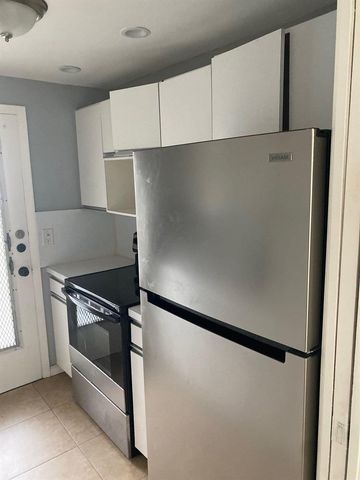 1150 E SAMPLE Road 105, Pompano Beach, FL 33064