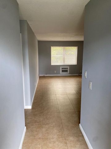 1150 E SAMPLE Road 105, Pompano Beach, FL 33064