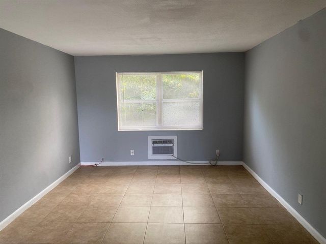 1150 E SAMPLE Road 105, Pompano Beach, FL 33064