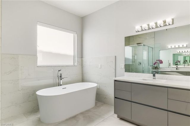 2418 SE 28th ST, Cape Coral, FL 33904
