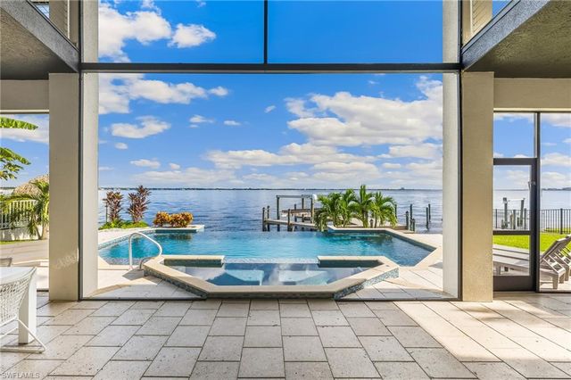 2418 SE 28th ST, Cape Coral, FL 33904