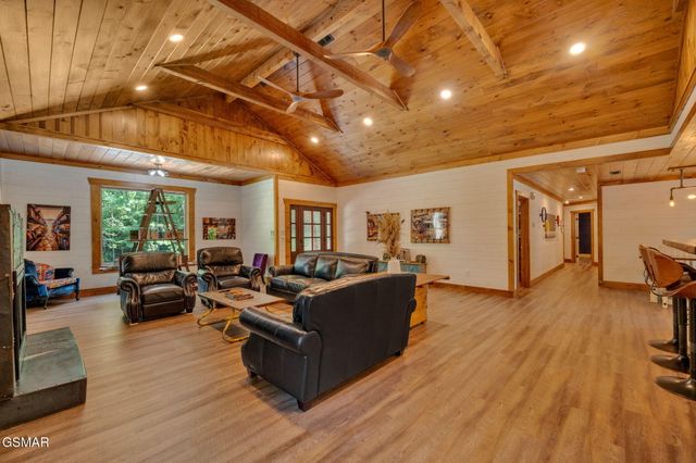 825 & 829 Willow Brook Way, Gatlinburg, TN 37738