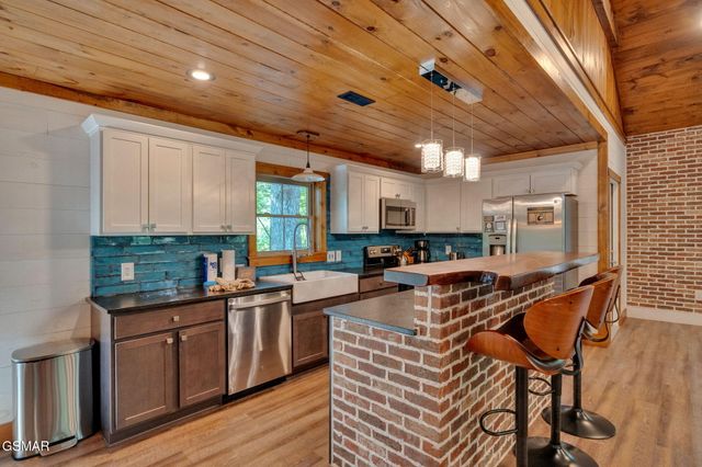 825 & 829 Willow Brook Way, Gatlinburg, TN 37738