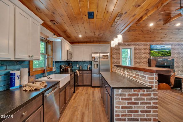 825 & 829 Willow Brook Way, Gatlinburg, TN 37738