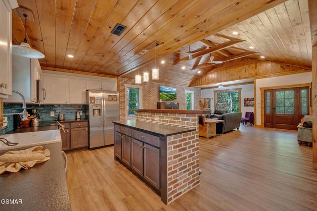 825 & 829 Willow Brook Way, Gatlinburg, TN 37738